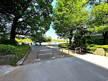 東京都恩賜上野動物園 徒歩3分。 240m