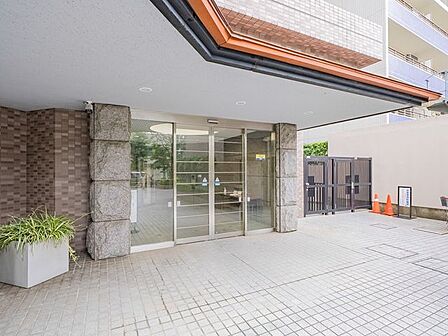 【エントランス】お掃除の行き届いた綺麗なエントランスホール。管理体制良好です。