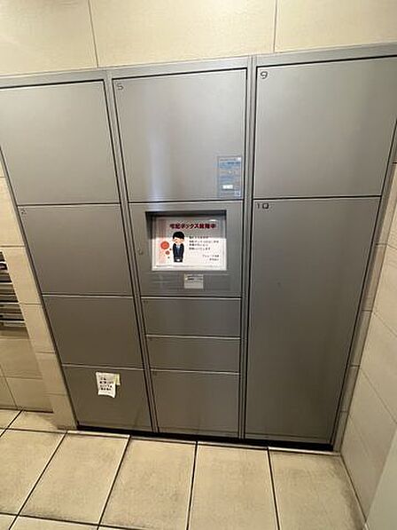 【宅配ボックス】24時間荷物の受取可能な宅配ボックス。不在時の荷物の受取に便利です。