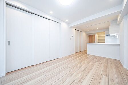 【リビング】約14.5帖のLDK。引き戸を開けてオープンな空間にすることで、さらに広々としたスペースとしてお使い頂けます。