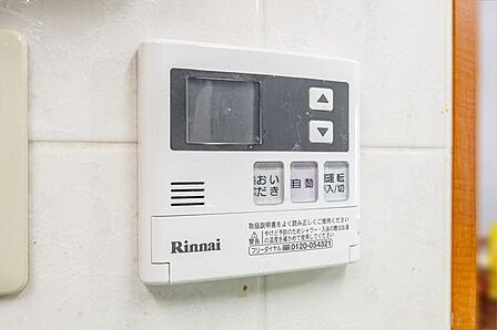 【給湯器スイッチ】お湯張りや追い焚き、湯量・温度の調節などがワンタッチでできます。
