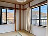 その他：2階和室　2面採光で、明るい空間
