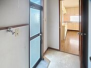 キッチンから繋がる家事室です。勝手口あり