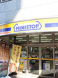 【コンビニエンスストア】ミニストップ 新宿左門町店まで870ｍ