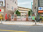 足立区立梅島小学校（350m）