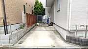 マイカースペースを1台分確保。現地で車幅と共にご確認ください。 