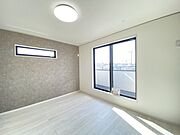 広々とした空間に、穏やかな光が心地よく広がる部屋