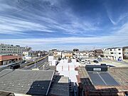 広がる青空と、穏やかな街並みが心に安らぎをもたらします。