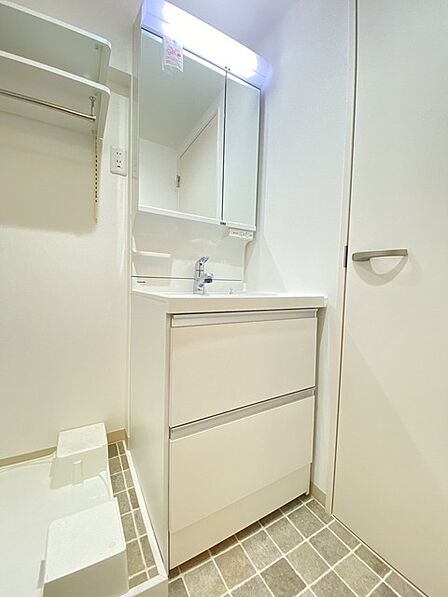 お出かけ前の身だしなみに一歩差がつく三面鏡。
