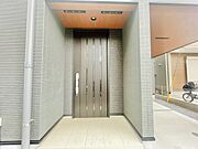 ポーチのついた新築分譲物件。玄関の印象はいかがでしょうか？入口からご覧ください。 