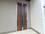 ポーチのついた新築分譲物件。玄関の印象はいかがでしょうか？入口からご覧ください。 