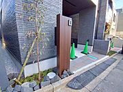 ポスト、表札、インターホンを兼ねる機能門柱。シンプルな外観で容量のあるポストです。 