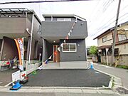外壁のグレーが外観を引き締め、シックな佇まいを感じさせます