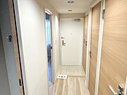 明るい木調のドアが並び、心地よい空間へ誘います