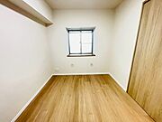 今からここを誰のお部屋にしようか、そんな洋室です。 