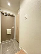 玄関中側は木目と合う落ち着いた雰囲気