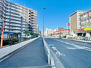 抜けるような青空の下、開放感のある街並みが広がります。