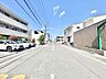 外観：前面道路含む現地写真 