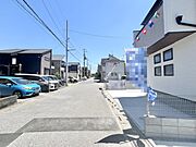 空が広く感じられる整然とした街並みに、穏やかな日常の風景が広がっています。