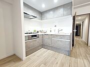 手を伸ばせばそこに収納が。安定した使用感の吊戸棚つきのキッチン空間。 