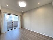 大事な日当たりは、大きな窓から。誰のお部屋にしましょう。 