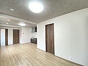明るい木目調の床と白い壁が、心地よい空間を演出しています。