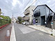 落ち着いた街並みに佇む、洗練されたデザインの住まい。