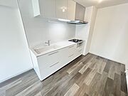 温もりを感じる木目調の床と、清潔感のある空間が心地よく調和しています。