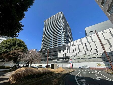 澄み渡る空の下、洗練された都市の佇まいが広がります