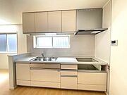 収納たっぷり。調理器具や調味料も出し入れしやすいですね。 