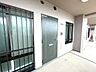 玄関：落ち着いたデザインの玄関です。 