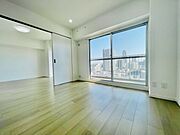 穏やかな光が満ち、ゆったりとした時間を過ごせる部屋 