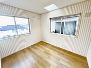 2つの窓から採光し、明るさと開放感にあふれる、温もりのある空間です 