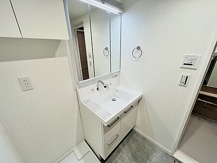 お出かけ前の身だしなみに一歩差がつく三面鏡。