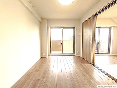 窓からあたたかな光が室内を満たし、一日を通して穏やかな時間が流れる開放的な雰囲気です