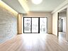 リビング/ダイニング：柔らかな光が満ちる、開放感あふれる住まい 