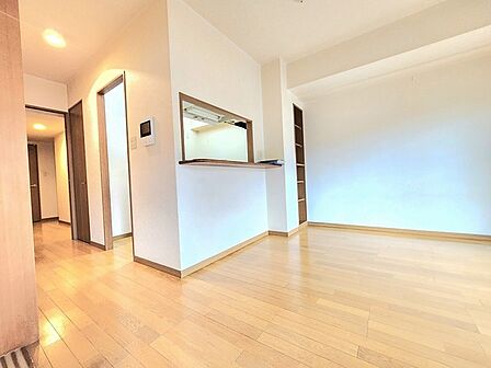 カウンターからはリビングが広く見渡せ、ご家族とのコミュニケーションも弾みます。 