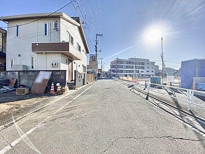外観:前面道路含む現地写真 外観:前面道路含む現地写真