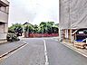 外観：前面道路含む現地写真 