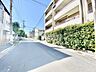 外観：前面道路含む現地写真 