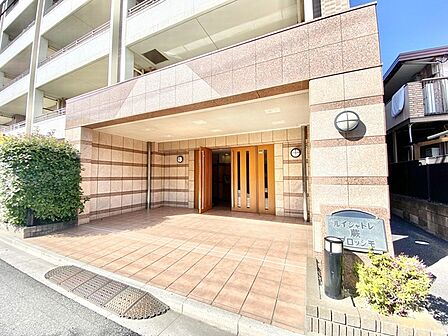 エントランス外 
