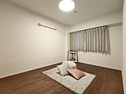 濃いめの木目調が、白い壁紙にマッチして木の暖かさを演出してます。 