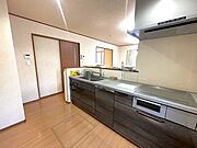料理をしながらでもご家族との会話を楽しめるキッチン。 