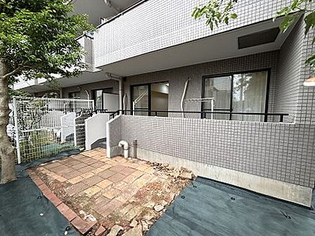 日常の延長線上に自然の緑を感じられ、心穏やかに過ごせる開放的なプライベート空間が広がっています。