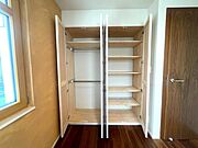 木の温もりと洗練された質感が調和し、暮らしに静かな安らぎをもたらす心地よい空間。
