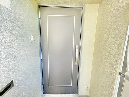 落ち着いたデザインの玄関です。