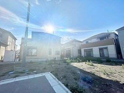 外観：前面道路含む現地写真 