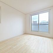 大事な日当たりは、大きな窓から。誰のお部屋にしましょう。 