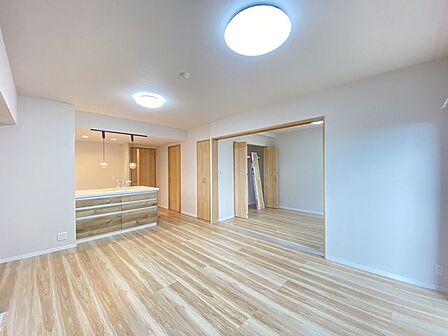 住まい全体が明るく、穏やかな空気感に包まれています。日々の暮らしを整える安らぎの場所