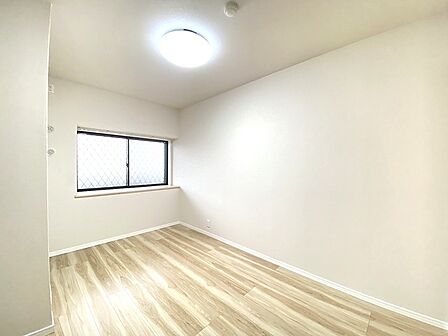木目の風合いが穏やかな表情を見せる、飾らないシンプルな佇まいが魅力の室内です